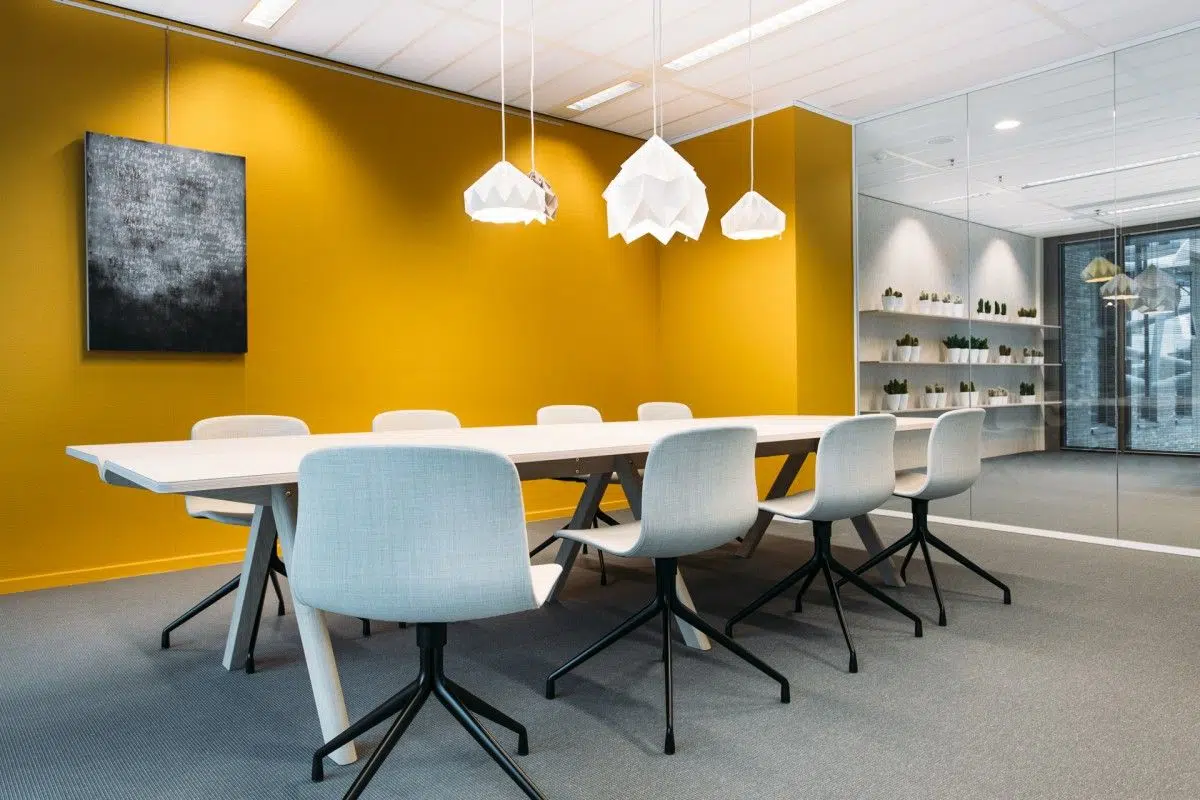 رنگ زرد در دکوراسیون اداری