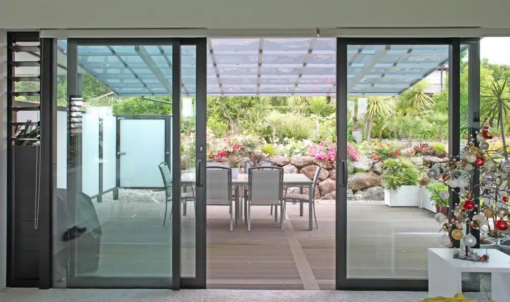 درب شیشه ای کشویی در رستوران