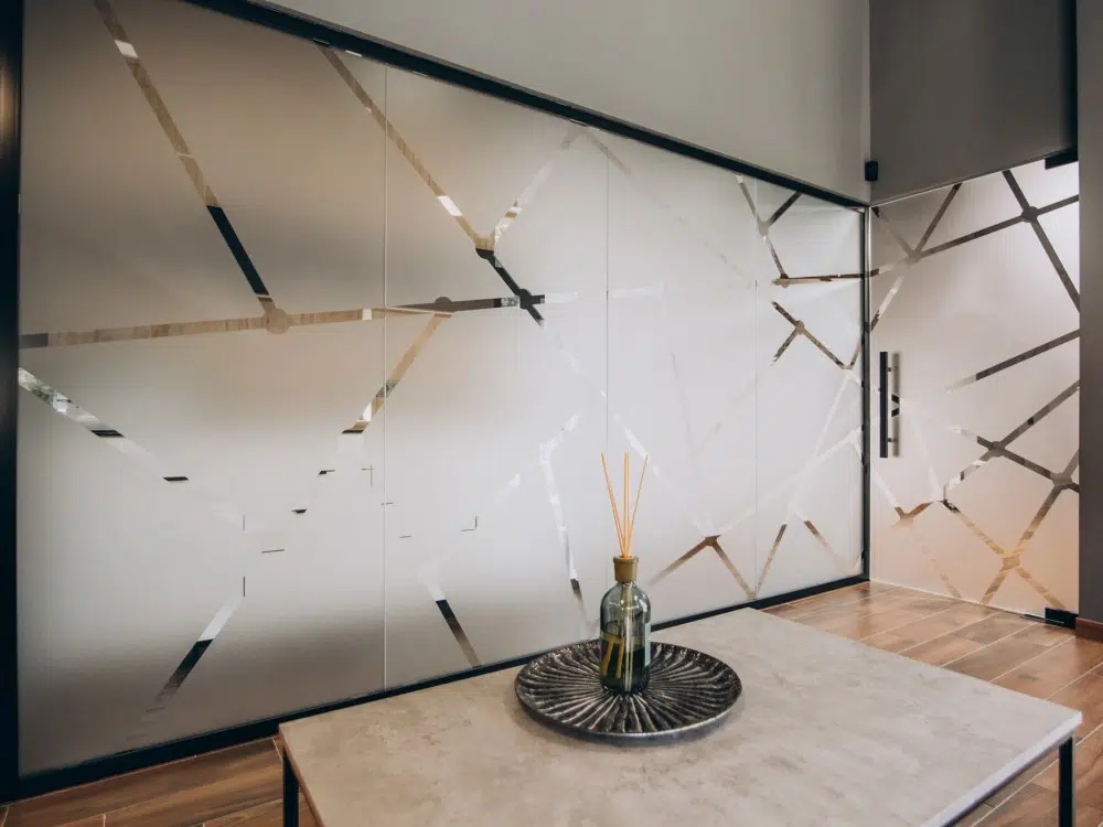 پارتیشن شیشه ای طرح دار سفید و طوسی