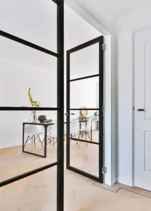 درب شیشه ای لولایی