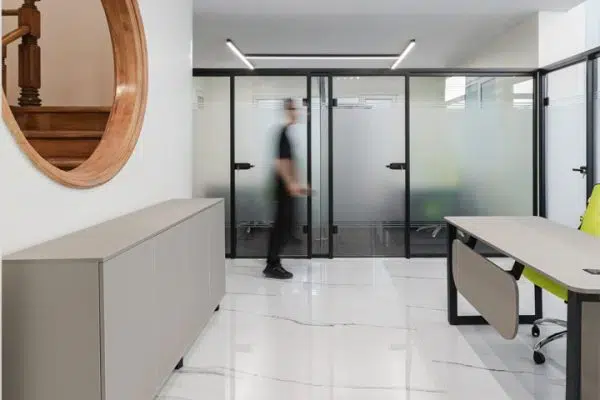 پارتیشن شیشه ای و مبلمان اداری شرکت نور ویژه