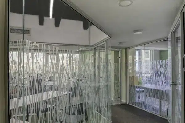 بازسازی کامل واحد و اجرای پارتیشن شیشه ای شرکت سینره